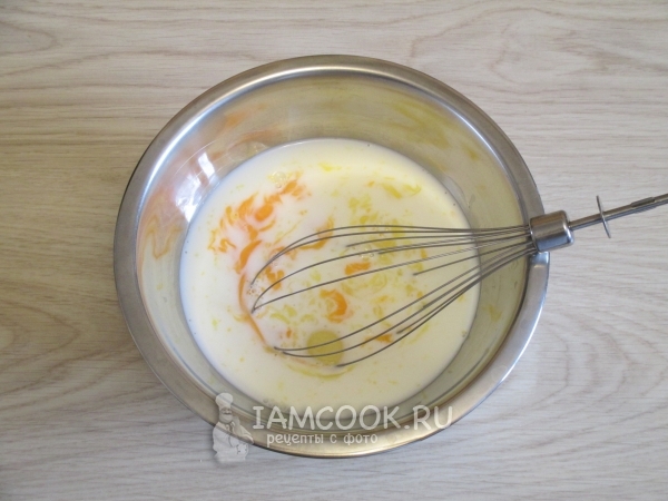 Смешать молоко с яйцами