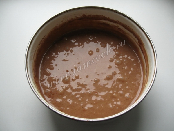 Выливаем тесто для коржа в форму