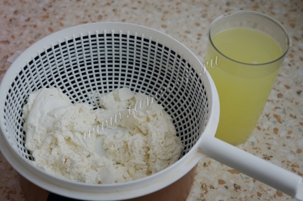 Освобождаем творог от сыворотки