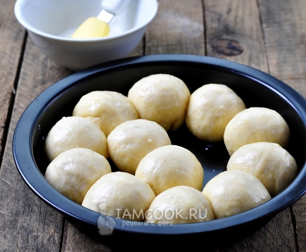 Смазать шарики из теста молоком