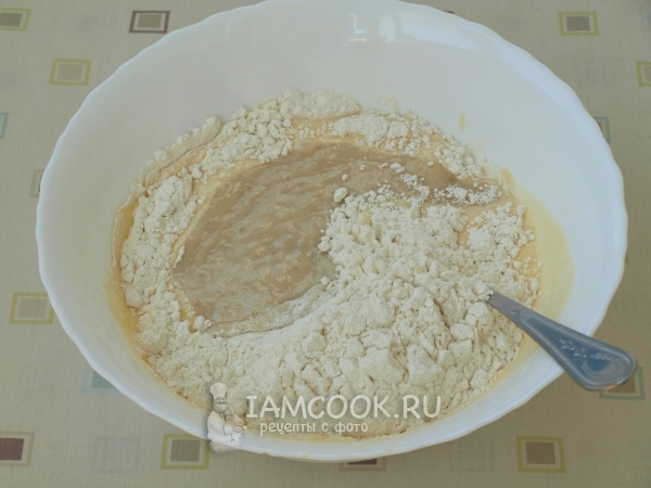 Добавить банановое пюре, муку и соду