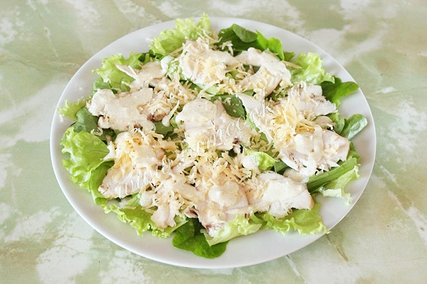 Посыпать пармезаном