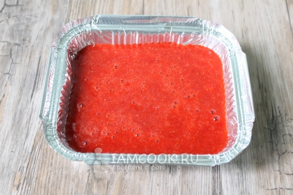 Перелить клубничное пюре в форму