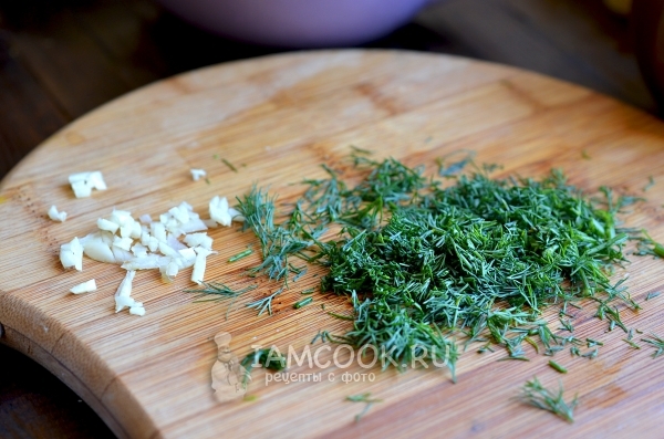 Измельчить укроп и чеснок