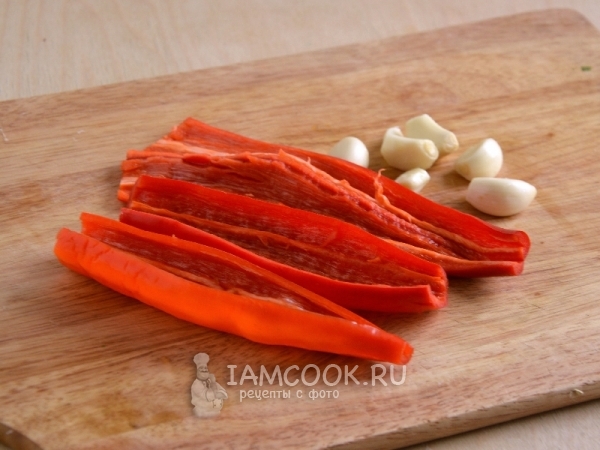 Почистить перец и чеснок