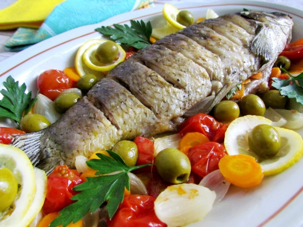 Запекаем карпа с овощами в духовке