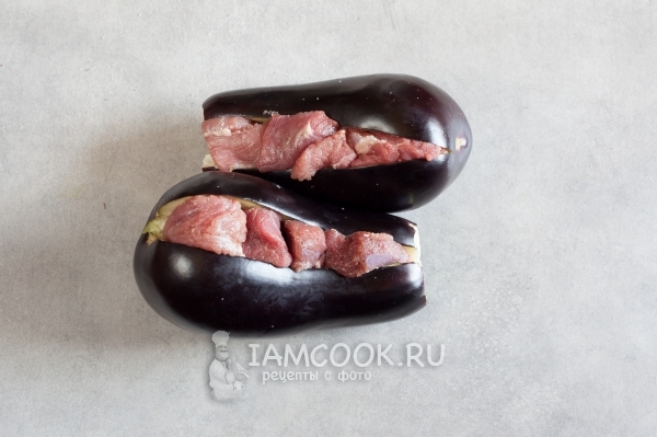 Положить внутрь баклажана мясо