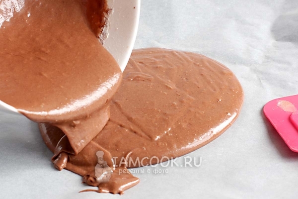 Тесто переложить на противень