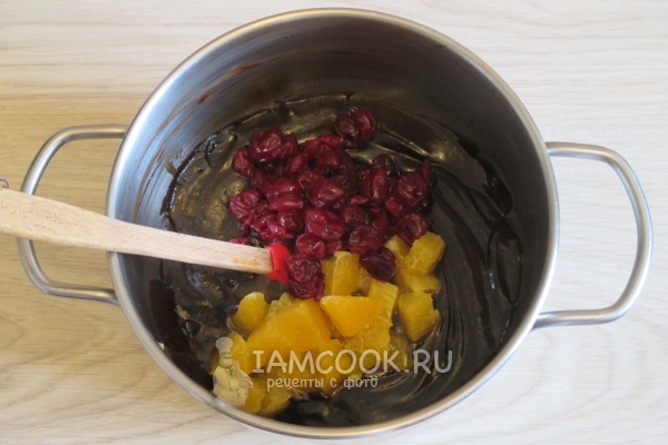 Смешать шоколад, вишню и апельсин