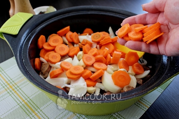 Положить морковь к мясу