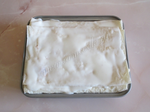 Заливаем лазанью соусом бешамель