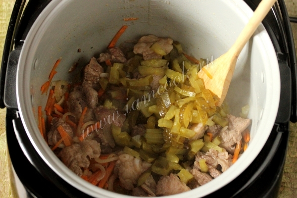 Добавить соленые огурцы