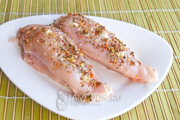 Посыпать грудку специями