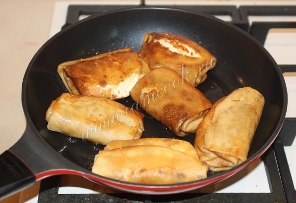 Обжарка блинчиков с творожной начинкой