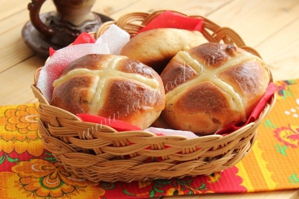HOT CROSS BUNS