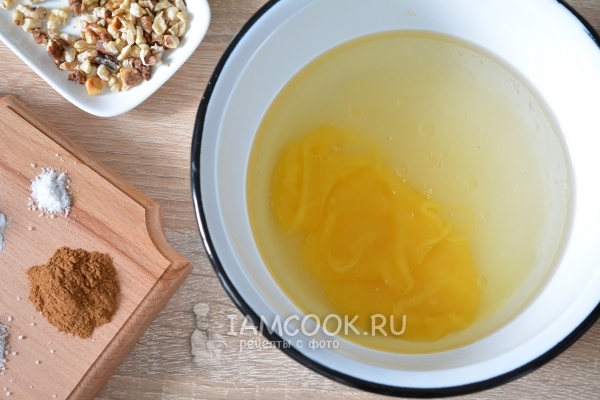 Смешать воду, масло и сахар