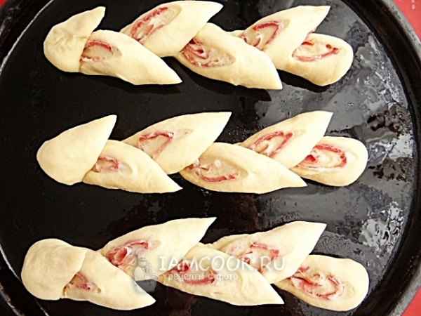 Положить колоски из теста в форму