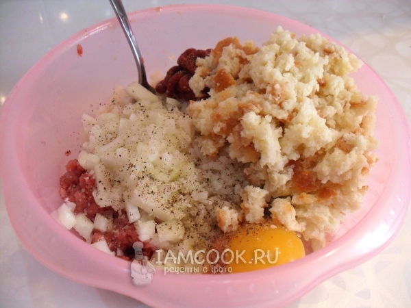 Соединить мясо, хлеб, рис, лук, яйцо и специи