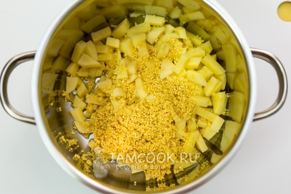 Положить в кастрюлю пшено и картофель