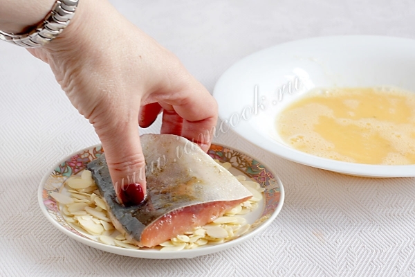 Обвалять рыбу в миндале