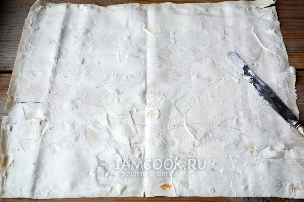 Смазать лаваш творожным сыром