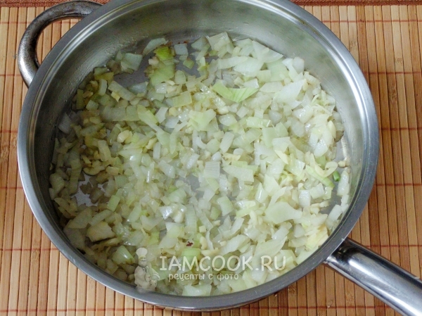 Обжарить лук