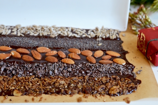 фото орехов и семян на шоколаде