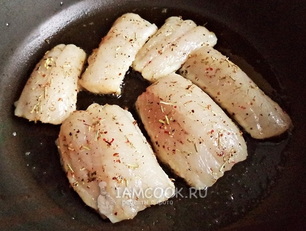 Обжарить рыбу