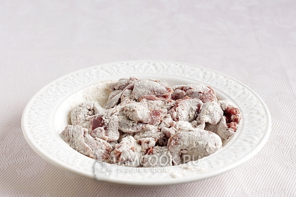 Обвалять печень в муке