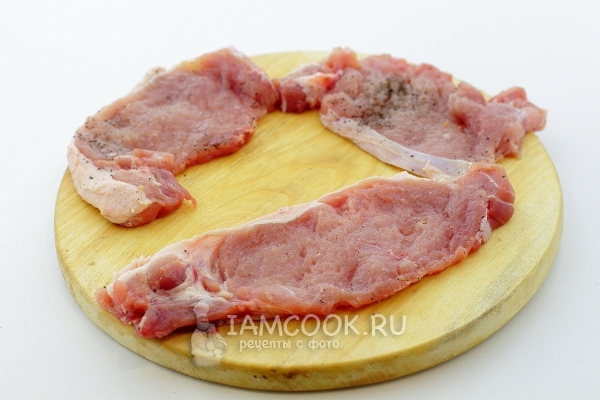 Мясо отбить, посолить и поперчить