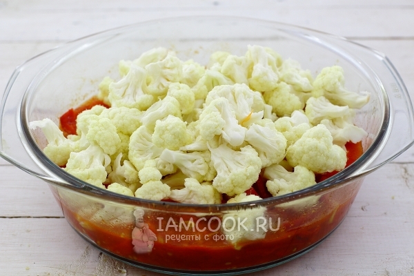 Добавили цветную капусту и приправили
