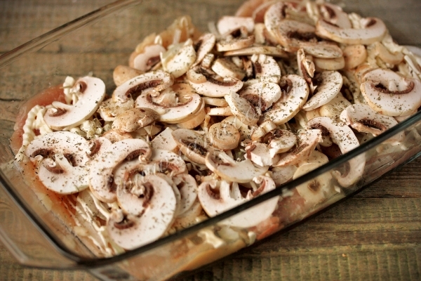 Засыпать шампиньонами