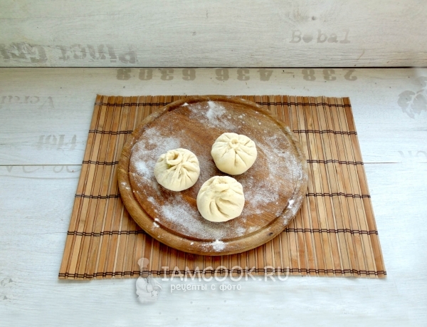 Слепить пирожки баоцзы с начинкой