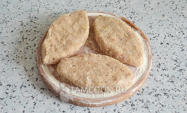 Обвалять котлеты в сухарях