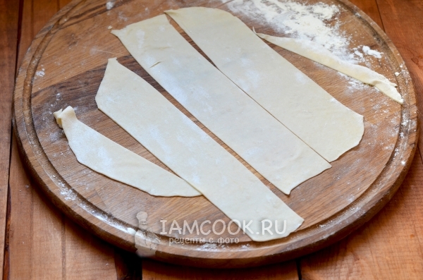 Порезать тесто на полоски