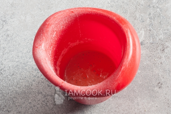 Смешать яйцо, соевый соус, крахмал и муку