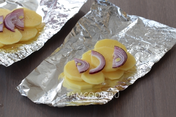 Положить на фольгу картофель и лук