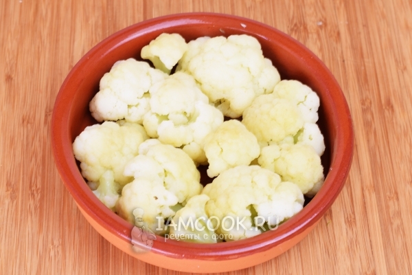 Положить в форму для запекания капусту