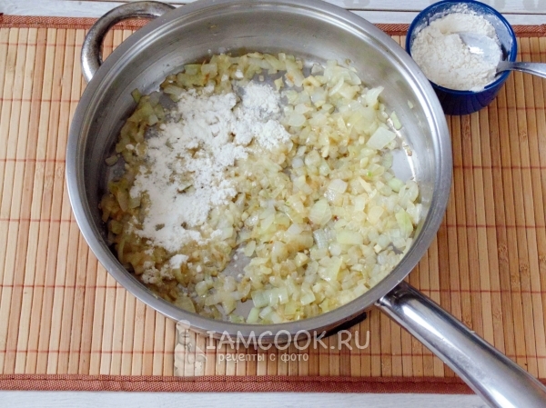 Всыпать к луку муку