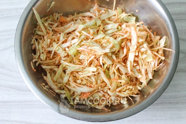 Размешать капусту со специями и солью