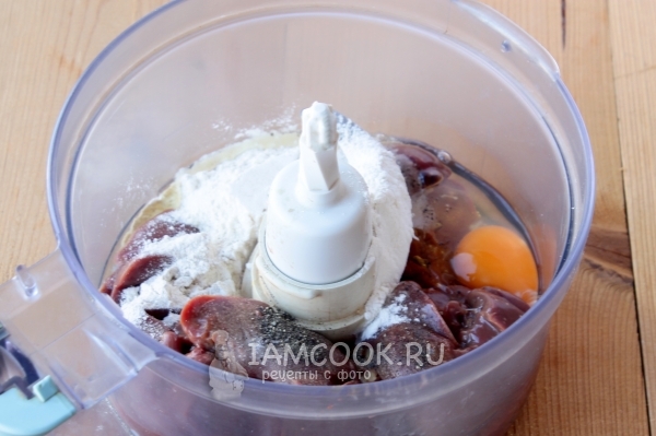 Соединить в блендере муку, яйцо и специи