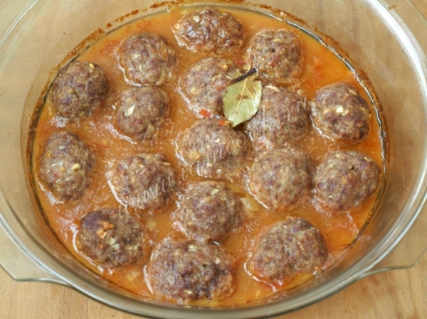 Котлеты, запеченные в подливе в духовке