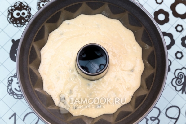 Переложить тесто в форму