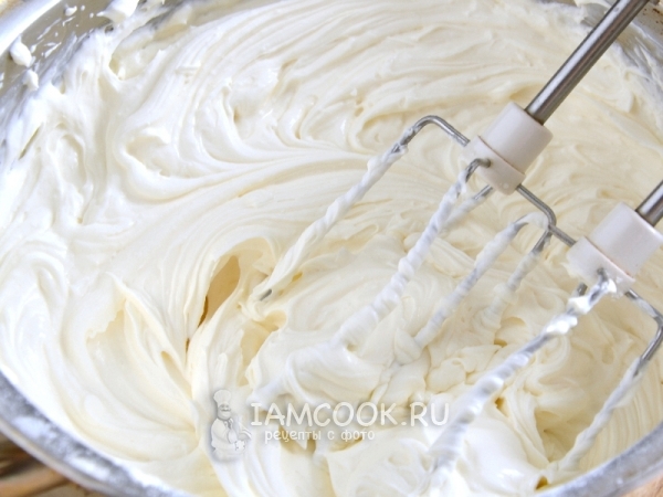 Взбить маскарпоне со сливками и сахаром