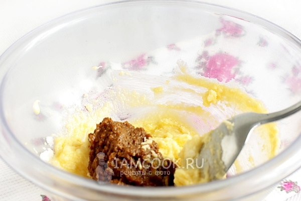 Смешать масло, сахар и сгущенку