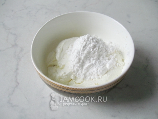 Соединить творог и сахар