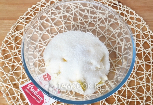 Всыпать сахар и ванилин