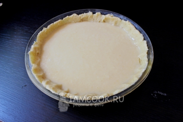 Вылить творожную массу на тесто