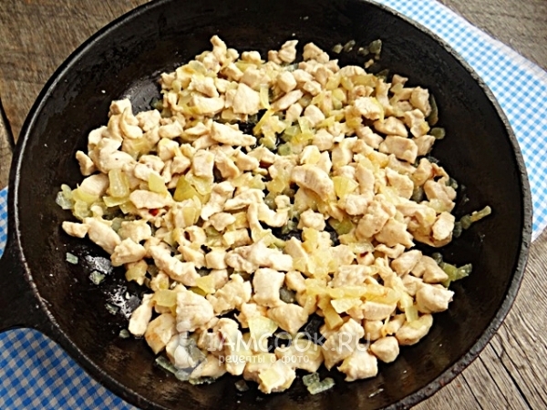 Добавить куриное филе