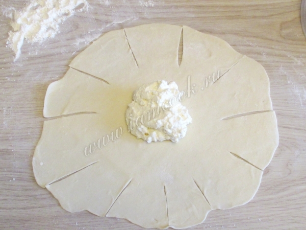 Выложить творог на тесто